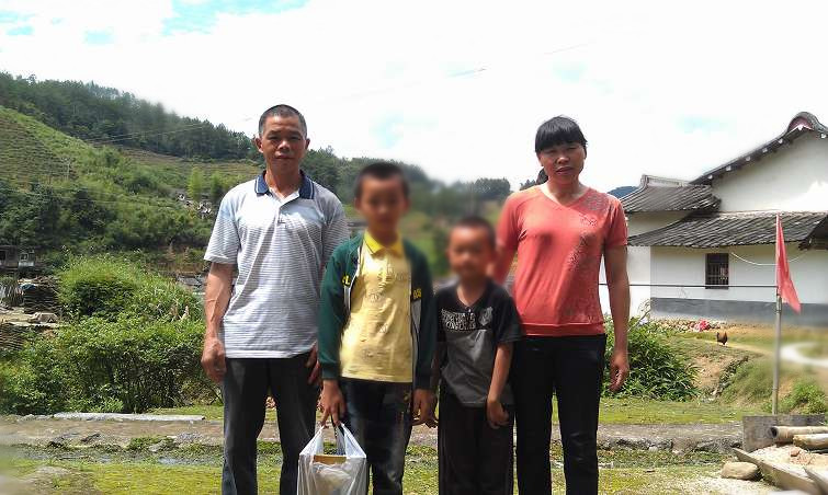 编号205:hy民,男,汉族,12—13学年就读永春美岭中学(小学部)三年级