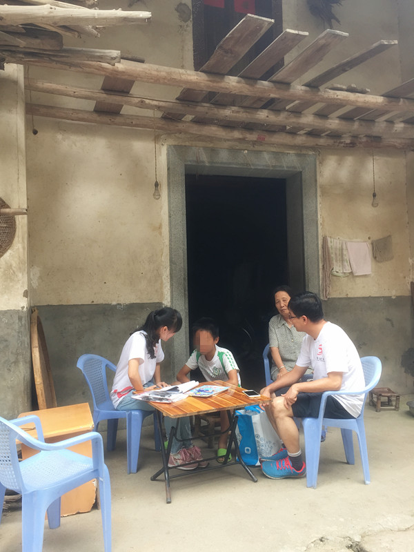 郭建发与义工交流.jpg