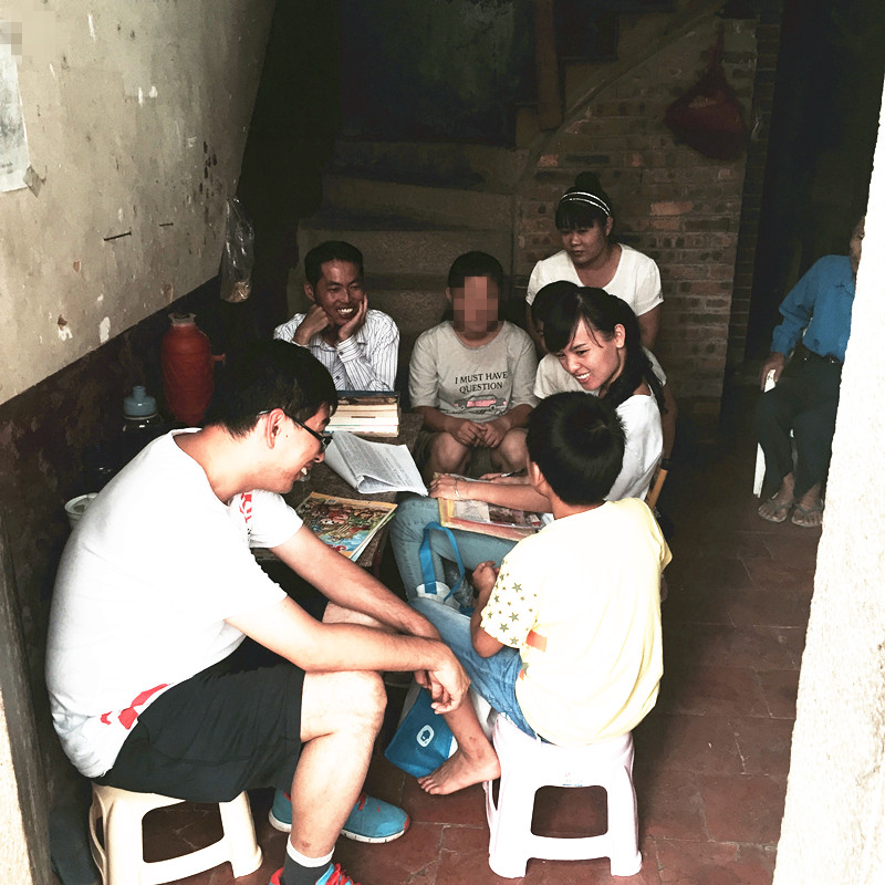 义工跟孩子们愉快聊天.jpg