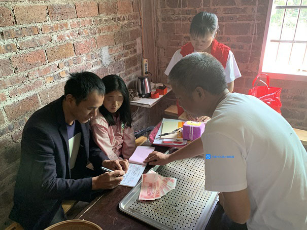 李雅婷父亲替李德钦家属签收捐助20191019.jpg