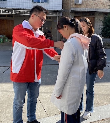 ZX林试穿衣服.jpg