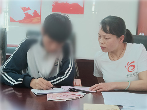 张锦松签收助学款 (2).jpg