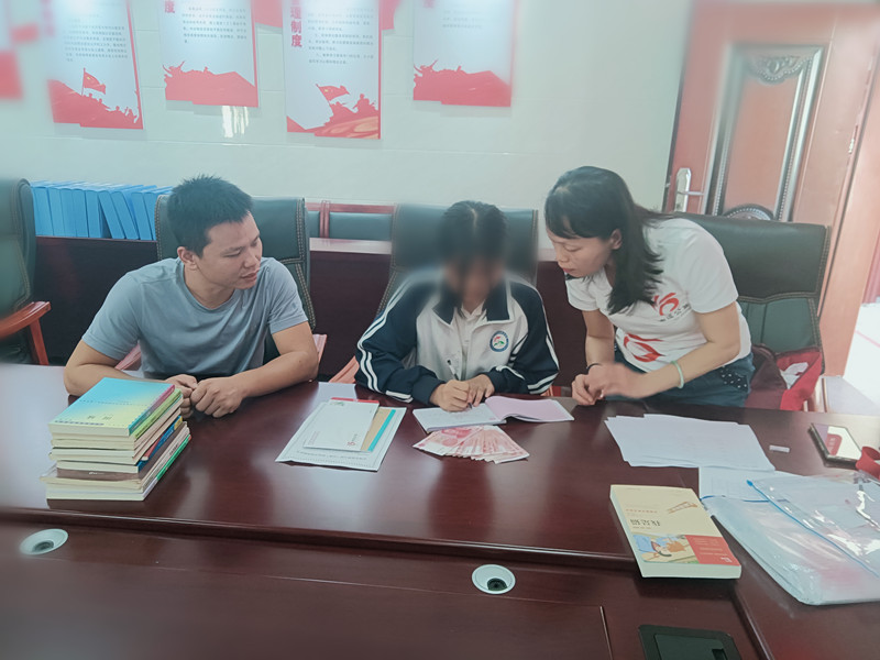陈星签收助学款.jpg