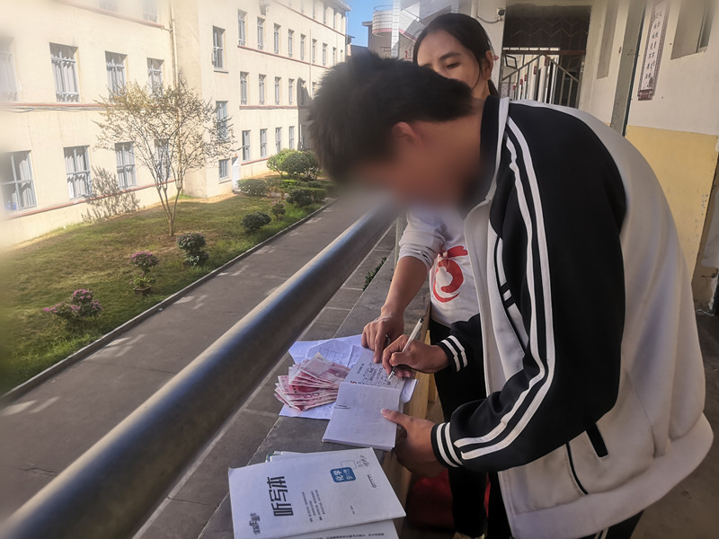 义工与雷明辉给予助学款2_副本.jpg