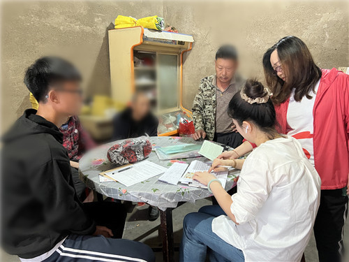 家人与义工交流照片.jpg