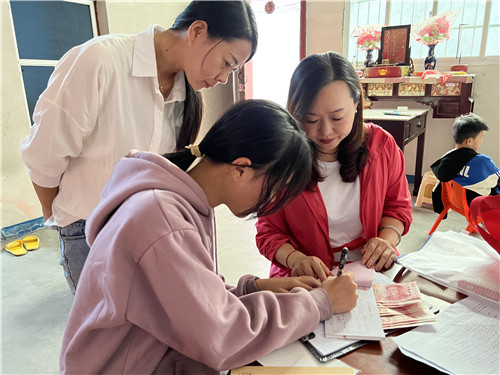 余梦摇签字照片.jpg