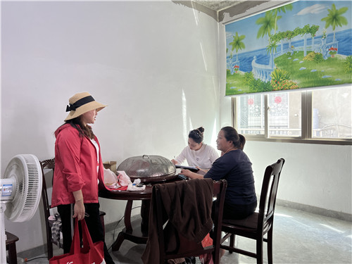 义工与监护人交流照片.jpg