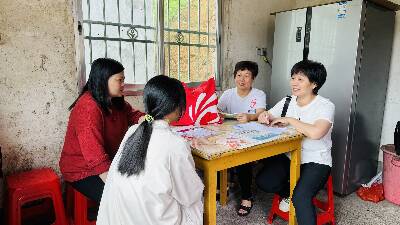 1与义工交流.jpg