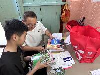 461吴锦瀛在挑书.jpg