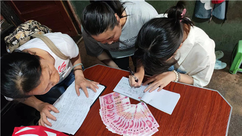 张欣雨签收助学金.jpg