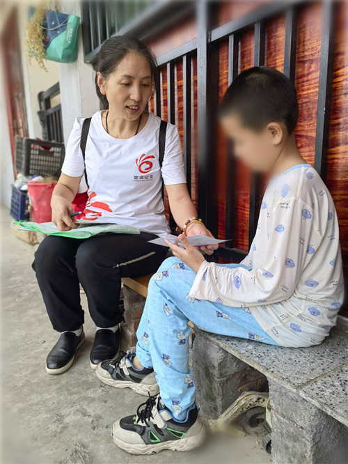 义工与张来乐交流中 (2).jpg