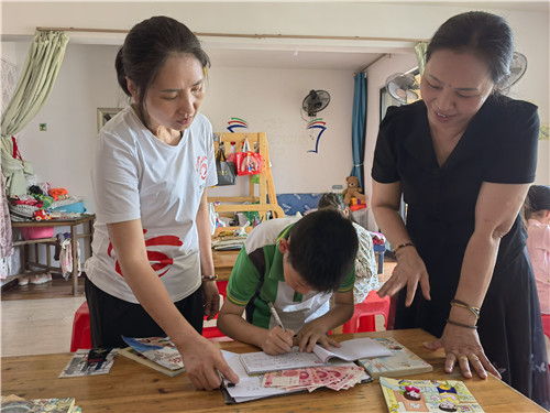 康国浩签收助学款.jpg