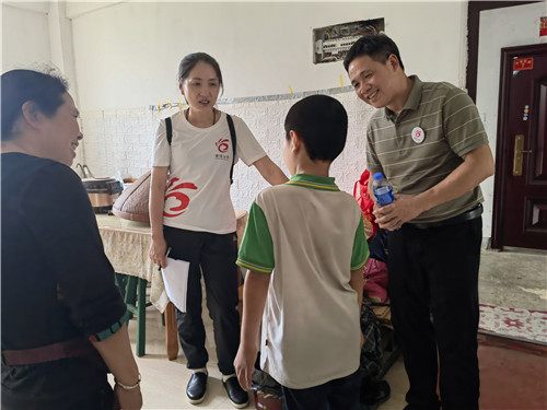 义工与孩子交流中 (3).jpg