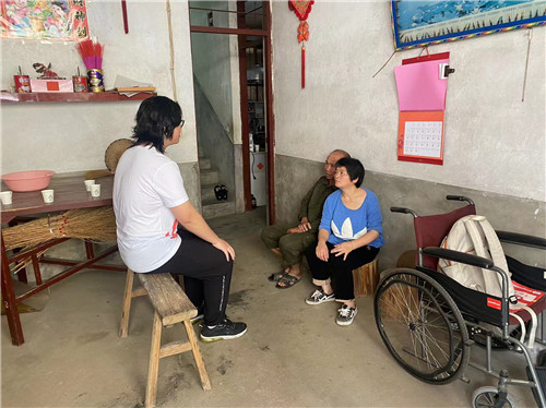 义工与其家人交流中.jpg