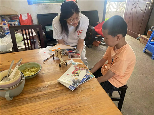 义工与黄俊枫交流中.jpg