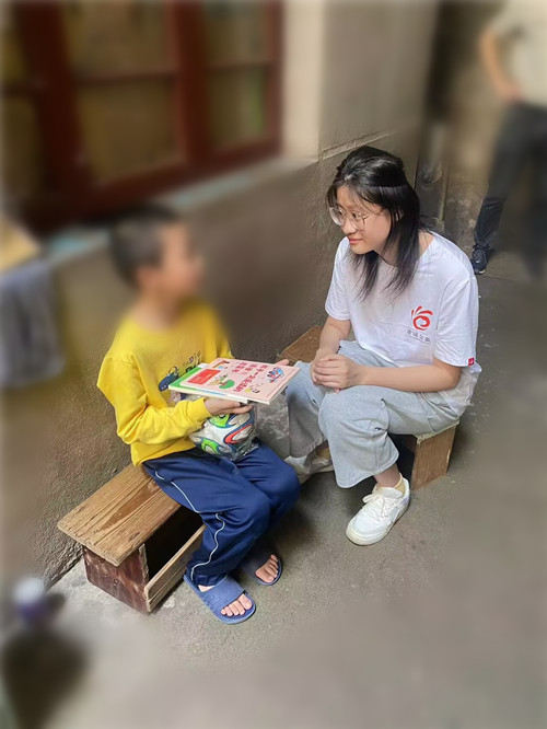 义工与陈忠俊交流中.jpg