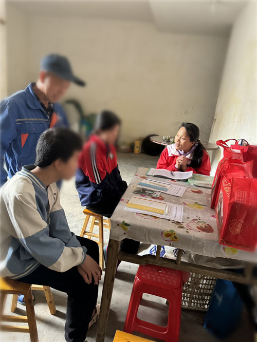 义工与韦碧端交流中 (2).jpg