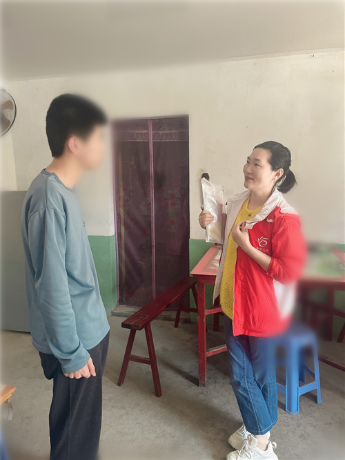 陈棋与义工交流照2.jpg