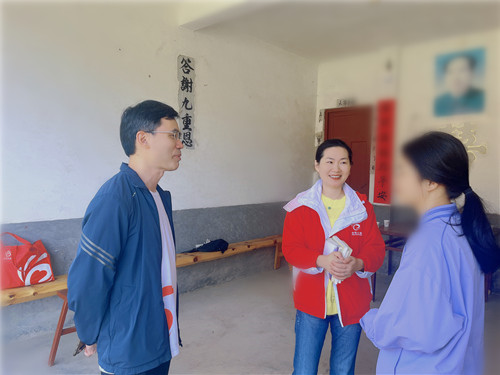 饶蕊蕊与义工交流照2.jpg