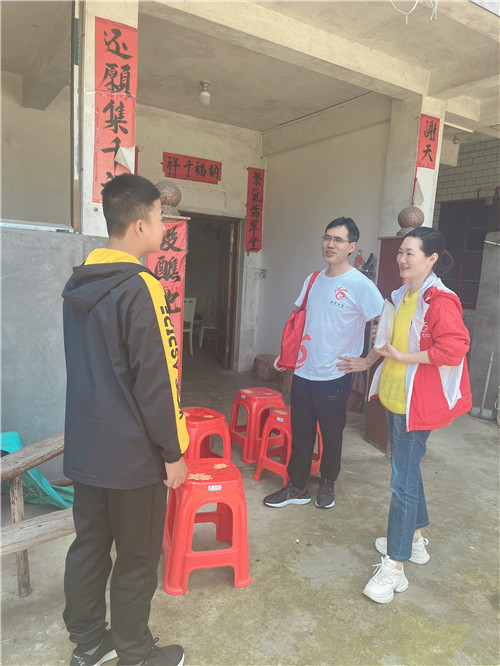 陈正扬与义工交流照.jpg