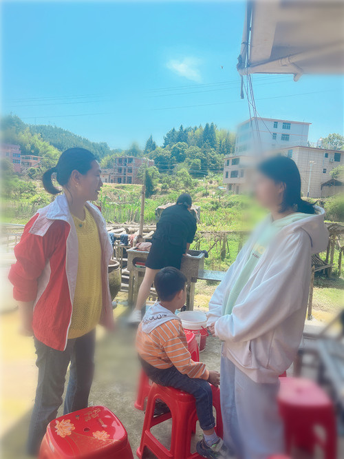 陈思晴与义工交流照.jpg