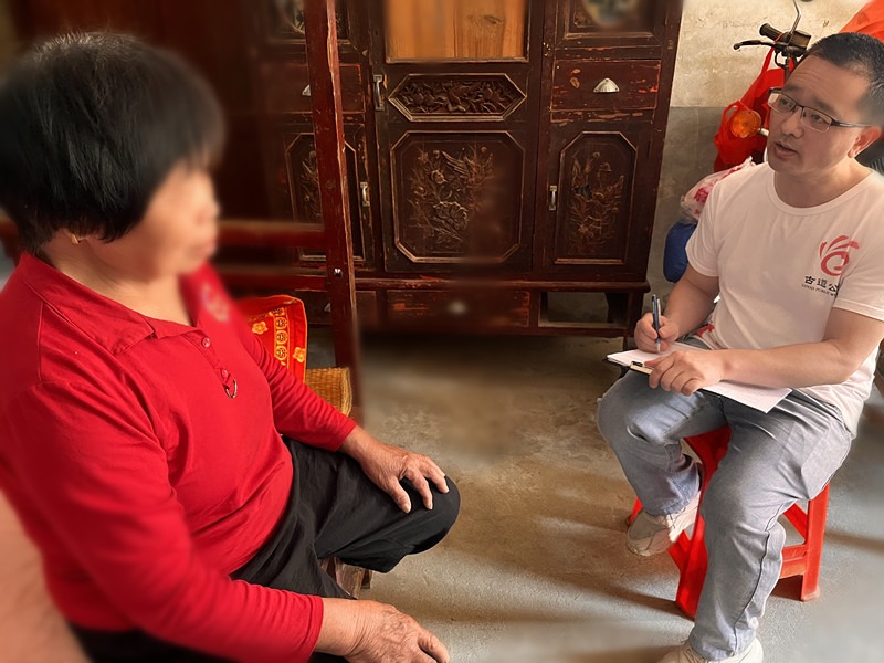 义工与子娴的奶奶交流中 (2)_副本.jpg