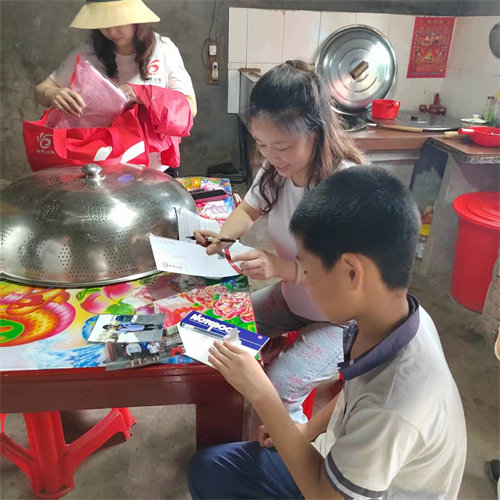 兰振忠获赠学具.jpg