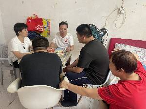 与义工交谈.jpg