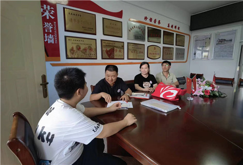 义工与张嵩宸沟通 (2).jpg